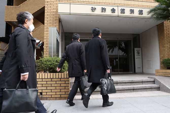 「志帥会」（二階派）事務所の家宅捜索に入る東京地検特捜部の係官ら＝2023年12月19日午前、東京都千代田区