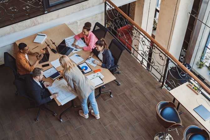 共同作業する同僚