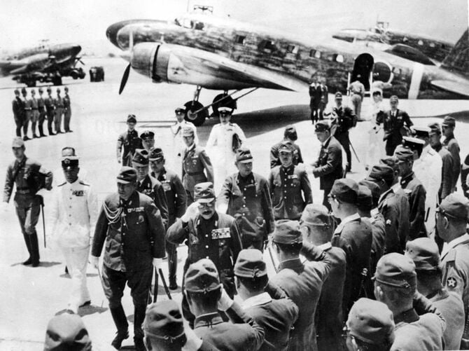 1943年、東條英機に対し、陸軍将校・陸軍軍属高等官一同が「敬礼」を行う姿