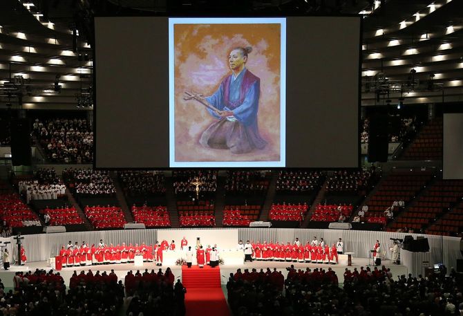 ローマ法王庁による高山右近の列福式。中央は右近の肖像画=2017年2月7日、大阪市中央区