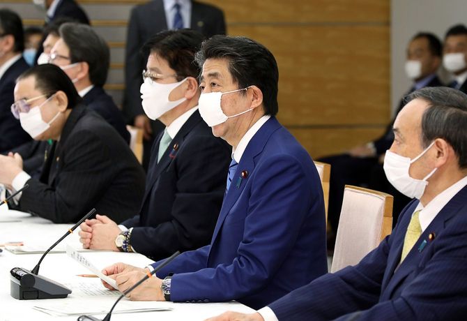 4月11日、総理大臣官邸で行われた新型コロナウイルス感染症対策本部で発言する安倍首相。