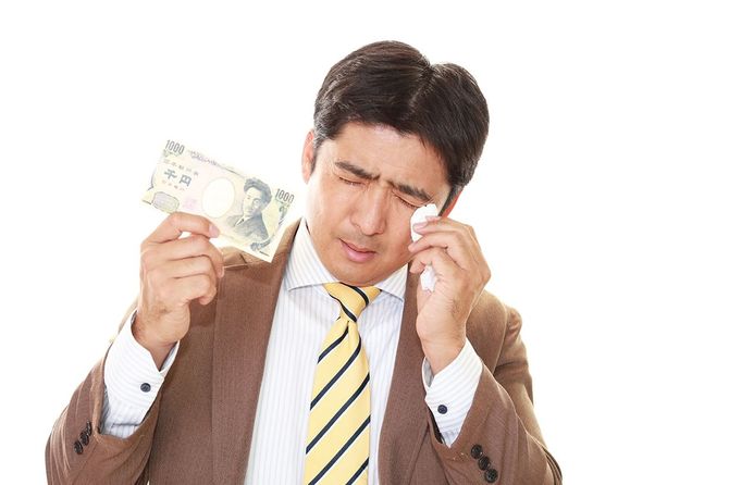 お金で泣いている男