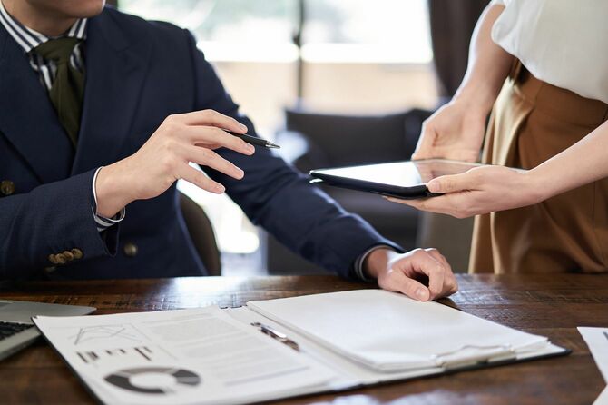 会話する上司と部下