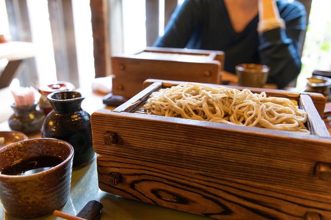 友人とそばを食べる写真