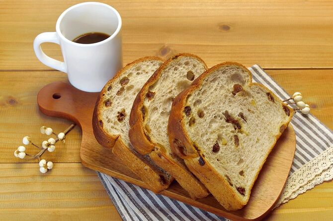 レーズンパンのスライスとコーヒーカップ