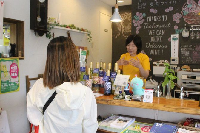 取材中にも数人がワインを買いに来た