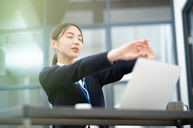 伸びをするビジネスウーマン