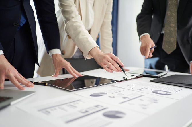 資料を見て話をする人たちのイメージ