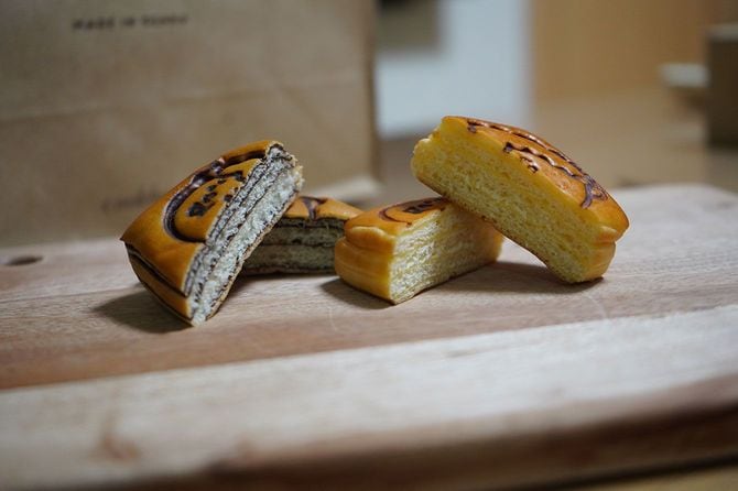 おかんパンの断面。チョコも、ミルククリームも、4層になっている。