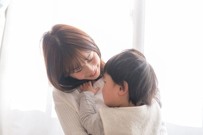 子供を抱っこする女性