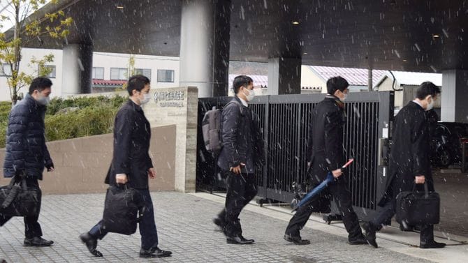 睡眠剤混入問題で、立ち入り調査のため製薬会社「小林化工」に入る厚生労働省や県などの職員=2020年12月21日午前、福井県あわら市