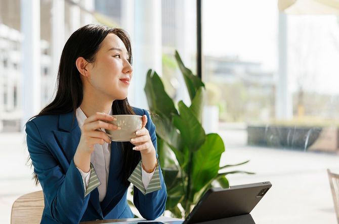 アジアの若い女性のためのコーヒーブレイク