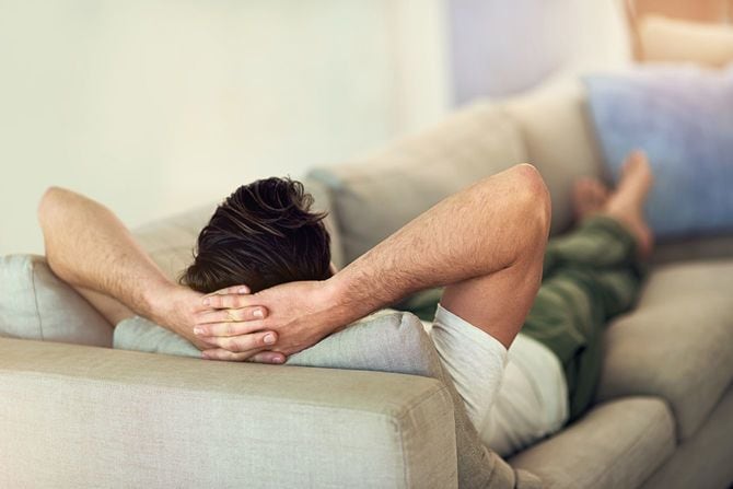 ソファーでゴロゴロしている男性