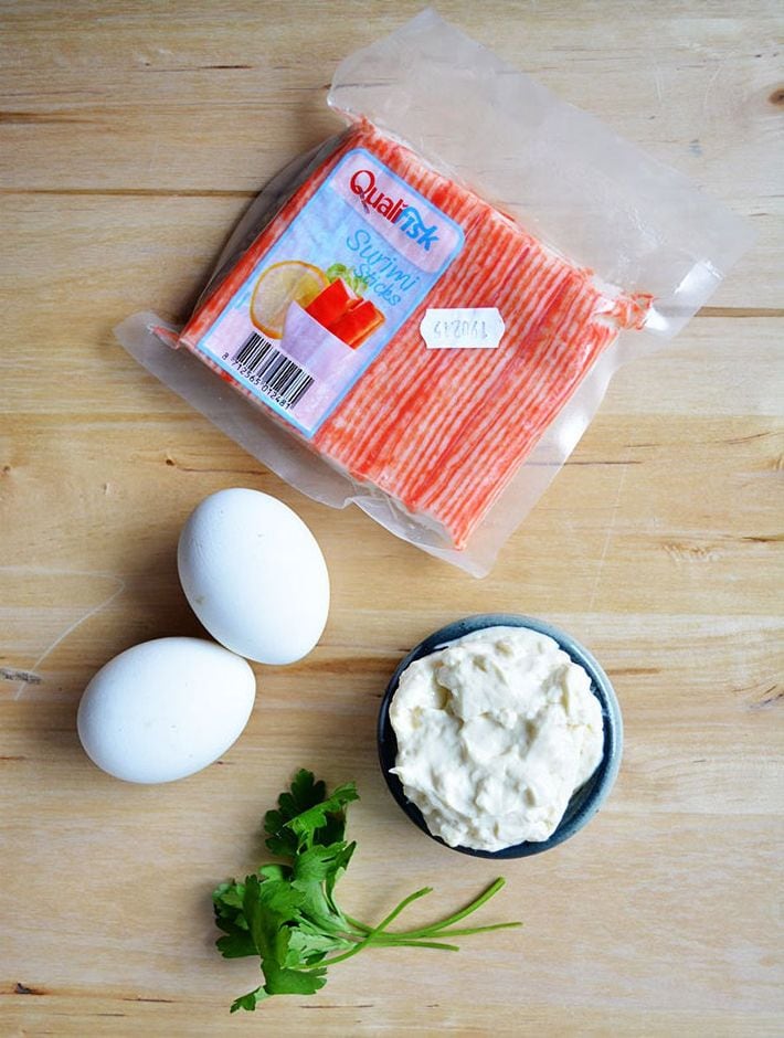 SURIMIサラダの材料（写真＝sunny mama／CC-BY-SA-2.0／<a href="https://commons.wikimedia.org/wiki/File:Ingredients_(16694419627).jpg" target="_blank">Wikimedia Commons</a>）