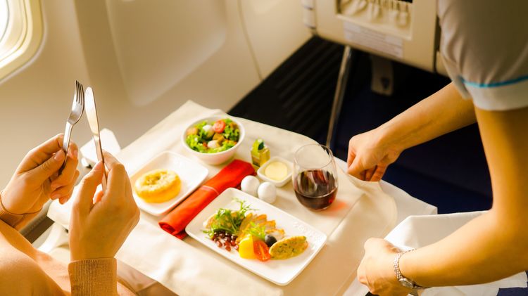 ファーストクラスで｢和食が一食足りない｣事態…その時ANA伝説のCAが最も若い男性客に語りかけたこと