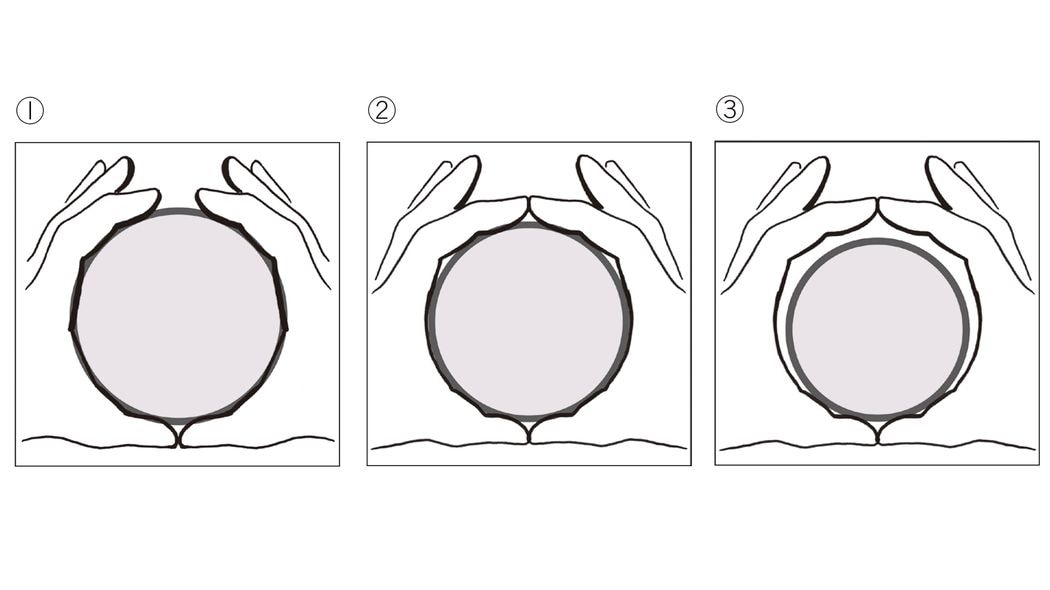 手で輪っかをつくるだけでわかる…医師･和田秀樹｢要介護を招く"筋肉やせ度"をチェックする簡単な方法｣ 利き足でないほうのふくらはぎを､両手の親指と人さし指で囲む