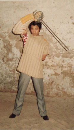 真剣を手に「決闘」の練習をするドイツ留学時代の菅野教授