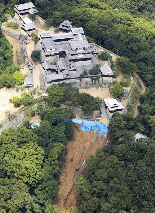 土砂崩れが発生した松山城付近の斜面＝2024年7月12日、松山市