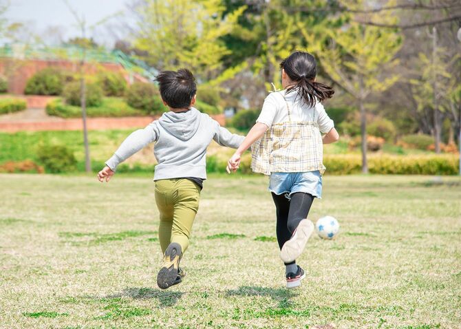 公園でサッカーをしている日本の子どもたち