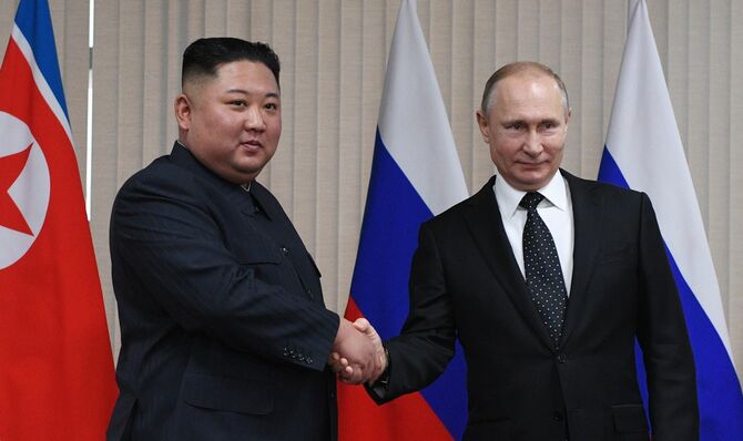 2019年4月25日、ロシア・ウラジオストクにあるルースキー島の極東連邦大学キャンパスで行われた会談で、ロシアのプーチン大統領と北朝鮮の金正恩委員長が握手した。