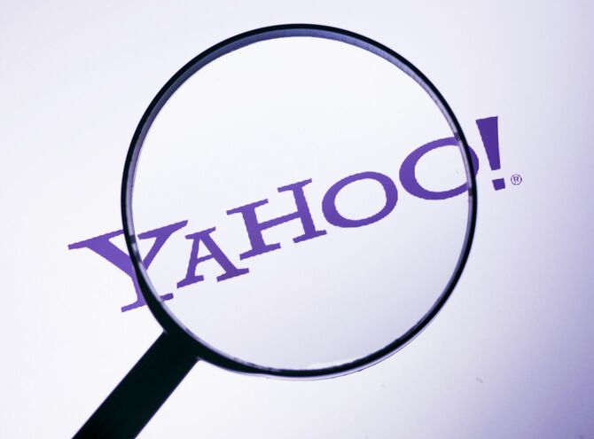 Yahoo!のロゴに拡大鏡