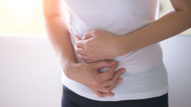 腹痛のある女性