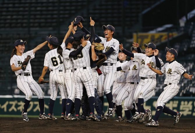 高知中央を破って優勝し、喜ぶ神戸弘陵ナイン＝2021年8月23日、甲子園