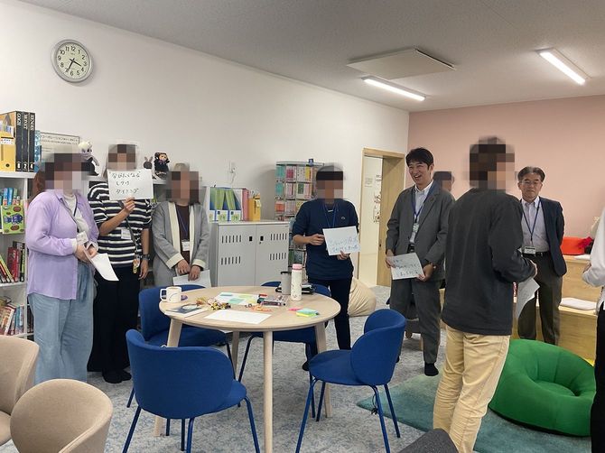 スタッフたちが学び合う様子