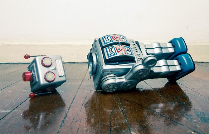 古い木の床で頭を失ったヴィンテージのロボット