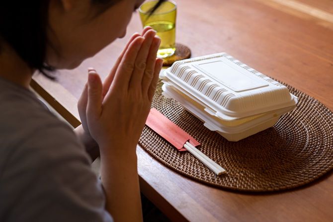 お弁当を前に「いただきます」