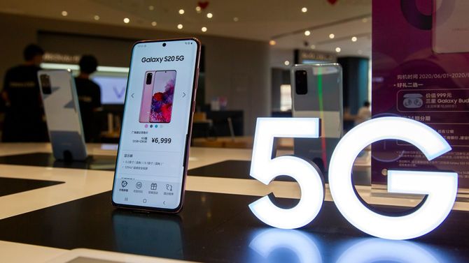 2020年6月6日、中国・上海のサムスン5G旗艦店でサムスンの5Gスマホを体験する人たち。