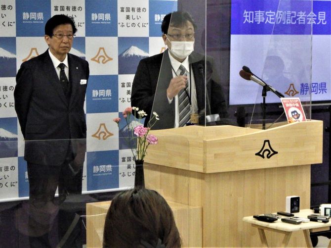 会見する川勝知事と渡邉氏