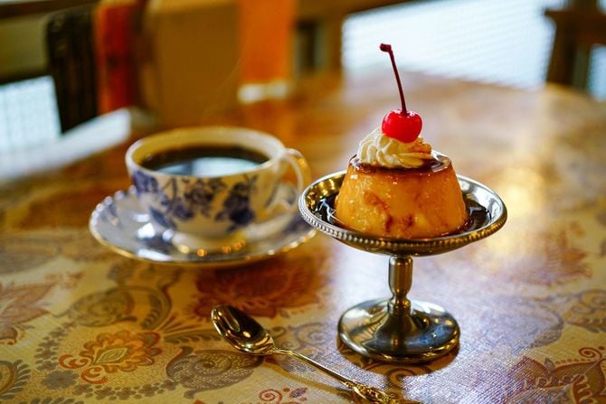 喫茶店のカスタードプリンとコーヒー