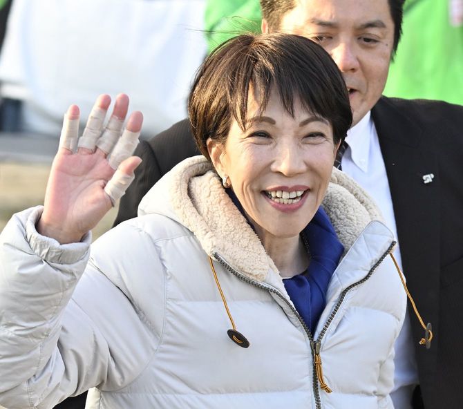 街頭演説会場で手を振る自民党総裁の高市早苗首相＝2026年2月1日、愛知県日進市