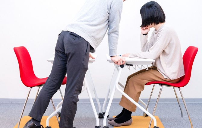 向かい合っている2人