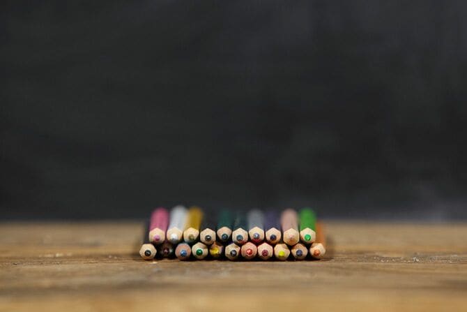 学校の黒板と色鉛筆