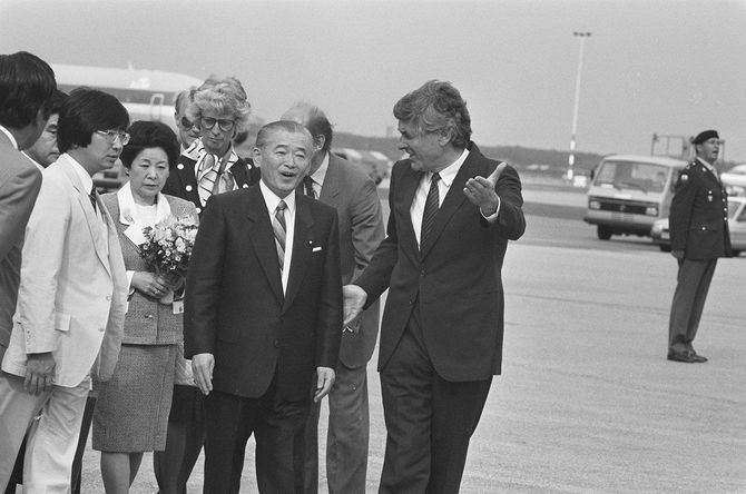 1988年6月3日、スキポール空港で竹下首相を歓迎するオランダのルベルス首相