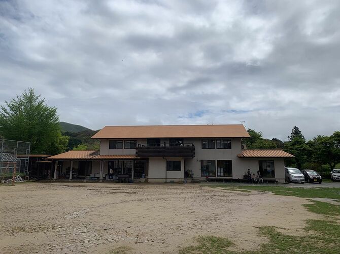 1階に小学生・2階に中学生が学ぶ校舎