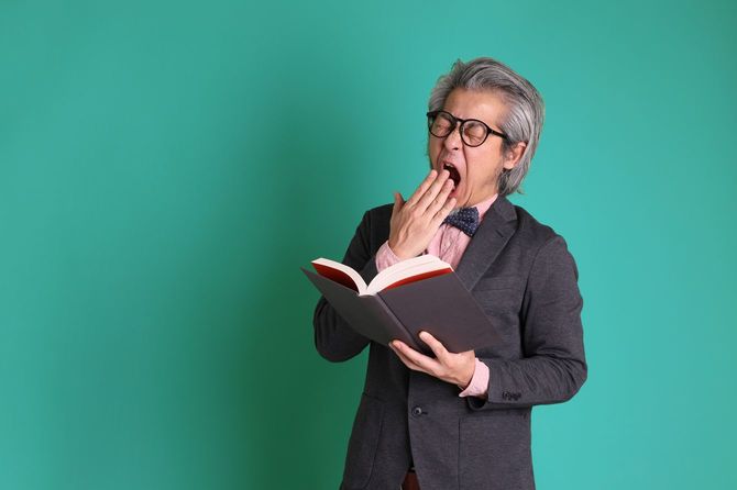 あくびをする教師