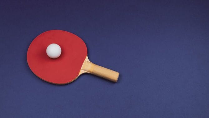 卓球のラケットとボール