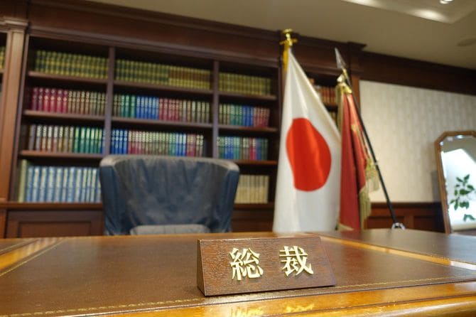 自民党本部の総裁のプレートと椅子=2024年8月9日、東京・永田町の自民党本部