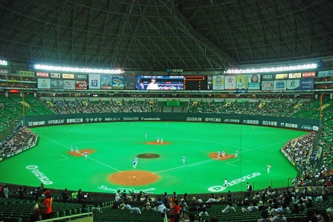 福岡ドームの館内。2007年10月5日のパ・リーグ公式戦「福岡ソフトバンクvs西武」戦の試合開始前の練習時