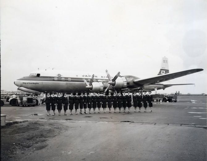 福田さんが同僚とDC-7Cの前で記念撮影した写真。