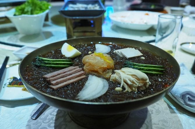 北朝鮮で独自に発展した「銅盤式」の冷麺は北レスの醍醐味だ。