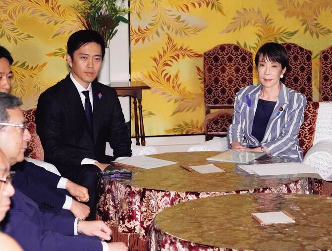 党首会談に臨む自民党の高市早苗首相（奥右）と日本維新の会の吉村洋文代表（奥左）（写真=共同）。4月に行われた実務者協議では、「主婦年金」の縮小で意見を一致させた。