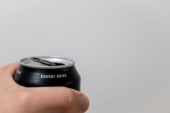 黒いエナドリ缶を持つ手
