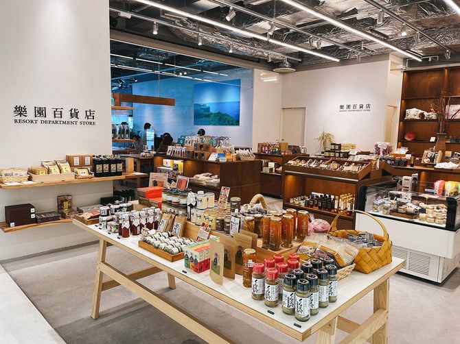 沖縄県内の作家や企業がつくる食や雑貨、アクセサリー、アパレルなどを中心にそろえた「樂園百貨店」＝4月、那覇市・デパートリウボウ2階