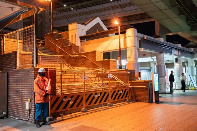 ドリフト見物できないように階段下からバリケードを設置したが効果なし…