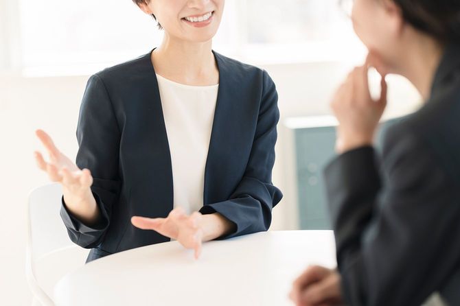 オフィスで働く日本人女性