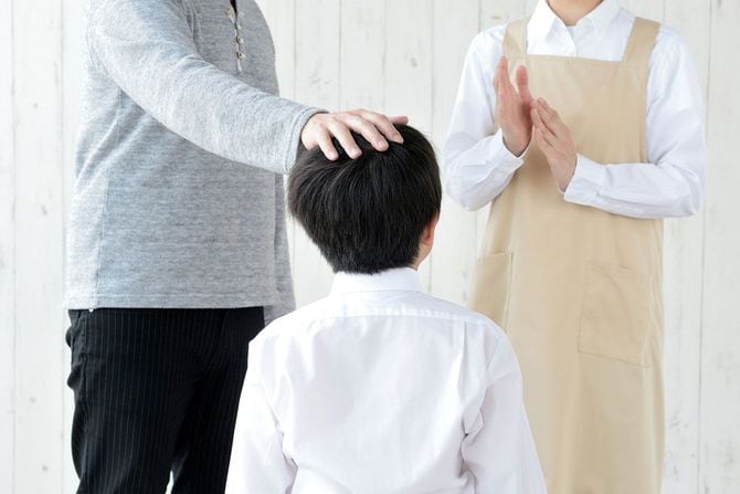 子供を褒める両親